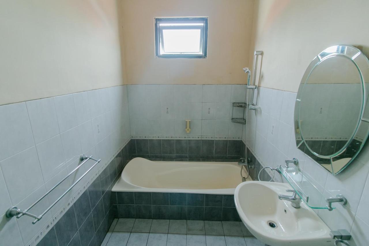 Oyo 2858 Vafa Guesthouse Cianjur Bagian luar foto